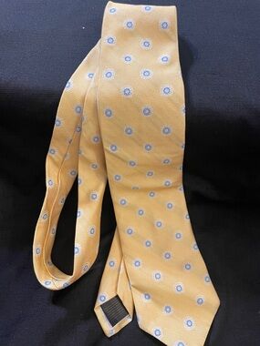 Brooks Brothers Yellow Tie with Light Blue Medallion Pattern